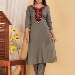 Mehsoos Women Ethnic Motifs Yoke Design Regular Thread Work Kurta with Trousers-image-15