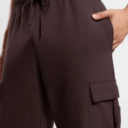 NOBERO Men Onyx Oversized Relaxed Fit Mid-Rise Joggers With Utility Box Pockets image 4