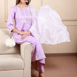 Jeff co-op Women Floral Printed Regular Kurta with Trousers & With Dupatta image 3