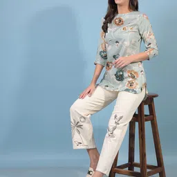 Crimsoune Club Women Floral Printed Longline Top-image-71