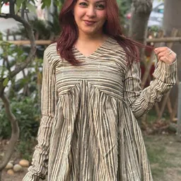 SHRIYANI Women Vertical Striped V-Neck Cotton Top-picture-28