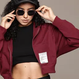The Roadster Lifestyle Co. Badge Front Hooded Crop Sweatshirt-picture-13