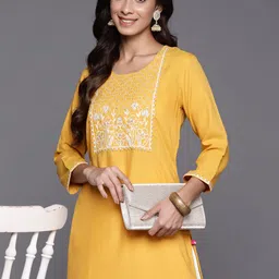 Varanga Women Yoke Design Sequinned Kurta-picture-18