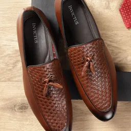 INVICTUS Men Tan Brown Textured Formal Tassel Loafers-image-3