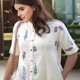 Aaghnya Floral Printed Mandarin Collar A-Line Kurta With Trousers image 4