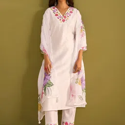 Indo Era Floral Embroidered Thread Work V-Neck Liva Kurta with Trousers & Dupatta image 2