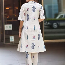 Aaghnya Floral Printed Mandarin Collar A-Line Kurta With Trousers image 3