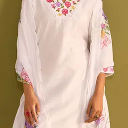 Indo Era Floral Embroidered Thread Work V-Neck Liva Kurta with Trousers & Dupatta image 3
