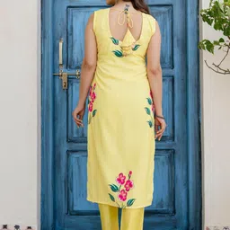 Navlik Floral Printed Sweetheart Neck Straight Kurta With Trousers & Dupatta image 3
