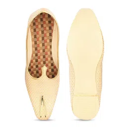 DESI COLOUR Men Set of 2 Cream & Gold Woven Design Mojaris image 3