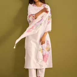 Indo Era Floral Embroidered Thread Work V-Neck Liva Kurta with Trousers & Dupatta image 4