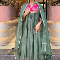 DIVASTRI Floral Yoke Design Sequinned Straight Kurta With Trouser And Dupatta image 5