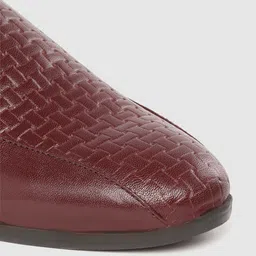 House of Pataudi Men Burgundy Textured Ethnic Clogs image 2