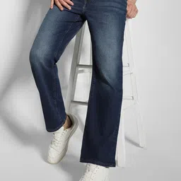 AMERICAN EAGLE OUTFITTERS Men Bootcut Low Distress Light Fade Jeans image 5