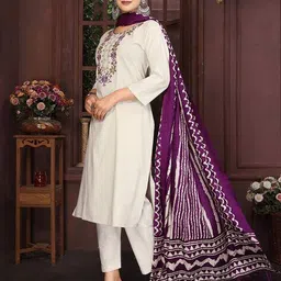 nayasi Women Embroidery Kurta Set image 4