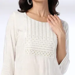 avaasa mix n' match Women Embroidered Yoke Straight Kurta image 5