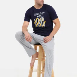 Masculino Latino Navy Blue & Grey Regular Fit Printed Nightwear Set image 5