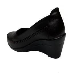 banuchi Round Toe Wedge Pumps image 3