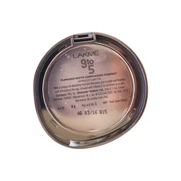 lakmé Lakme 9 to 5 Flawless Matte Complexion Compact Powder, Apricot, Absorbs Oil, Conceals & Gives Radiant Skin - All Day Matte Finish Face Makeup, 8 g image 2