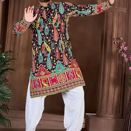 Bandidhari Fashion Men Paisley Embroidered Thread Work Kurta image 5