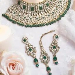 OOMPH Green Kundan Maangtikka Set With EarringsFor Women-picture-13