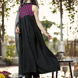 Tikhi Imli Women Solid Embroidered Kurta with Trousers & Dupatta image 2