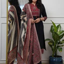 MARIONETTEFASHION Ethnic Motifs Printed Pure Cotton Kurta With Trousers & Dupatta image 3