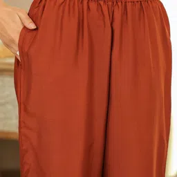 DIVASTRI Floral Embroidered Mandarin Collar Straight Kurta With Palazzo image 3