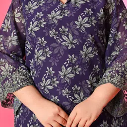 PrettyPlus by Desinoor.com Plus Size Floral Printed Georgette Tunic With Trouser image 4