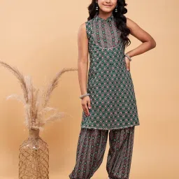 StyloBug Girls Green Cotton Printed Kurta Set image 1