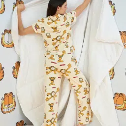 Sweet Dreams Swan White Printed T-Shirt Pajamas Set image 2