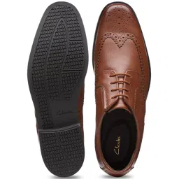 Clarks Men's Howard Wing Brown Brogue Shoes image 4
