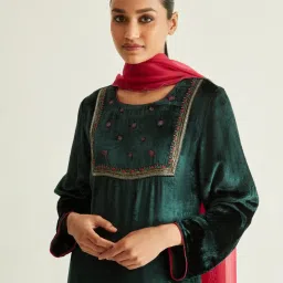 ANCESTRY Pink Embellished Dupatta image 4