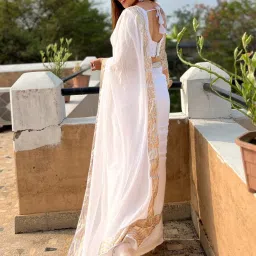 Saree Mall White Embellished Saree With Unstitched Blouse image 2