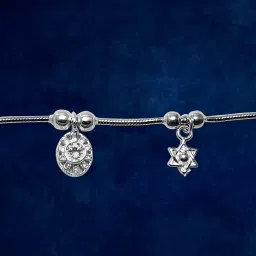 Taraash 92.5 Sterling Silver Floral Charm Anklets for Women image 4
