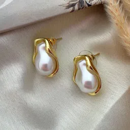 ISHKAARA Gold-Plated Pearls Core Chic Contemporary Studs image 3