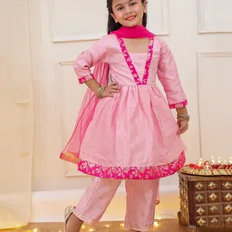 KID1 Tafeta Woven Full Sleeves Samosa Lace Embellished & Floral Foil Printed Anarkali Kurti Pant With Dupatta Set - Pink-picture-13