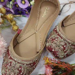 Fulkari Women Embellished Ethnic Mojaris Flats-picture-27