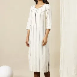 Aurelia Off-White Embroidered Straight Kurta image 3