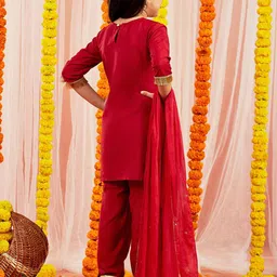 VASTRAMAY Girls Floral Embroidered Thread Work Kurta With Trousers & Dupatta image 4