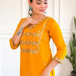 CaniBani Women Floral Embroidered Regular Thread Work Chanderi Silk Kurta with Trousers & With Dupatta image 5