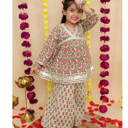 BownBee Pure Cotton Woven Three Fourth Sleeves Floral Printed & Gota Lace Embellished Kurti & Sharara With Coordinating Scrunchie Set - Green image 3