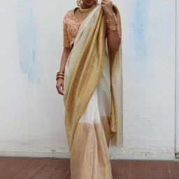 Chidiyaa White Gold Onam Lalitha Handwoven Linen Zari Saree image 5