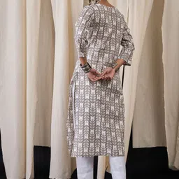 Anouk Women Geometric Embroidered Thread Work Kurta image 5