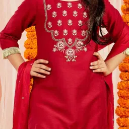VASTRAMAY Girls Red Kurta Pyjama And Dupatta Set image 5