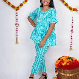 Vastrarth Cotton Half Bell Sleeves Floral Printed & Lace Embellished Kurta Pant Set - Sky Blue-picture-27