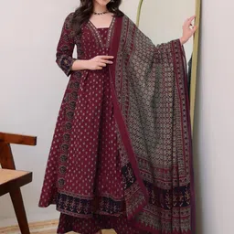 DIVASTRI Women Maroon Kurta Sets image 2