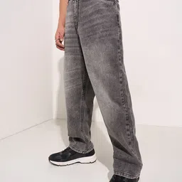 SF JEANS by Pantaloons Men Relaxed Fit Low Distress Heavy Fade Jeans image 5