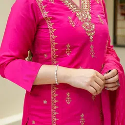 DIVASTRI Floral Embroidered Notch Neck Thread Work Straight Kurta With Patiala & Dupatta image 5