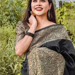 Shriyangan Paisley Woven Design Zari Kanjeevaram Saree with Unstitched Blouse Piece image 2